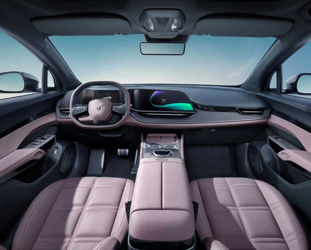 פנים הרכב וסביבת הנהג של הונגצ׳י EHS7