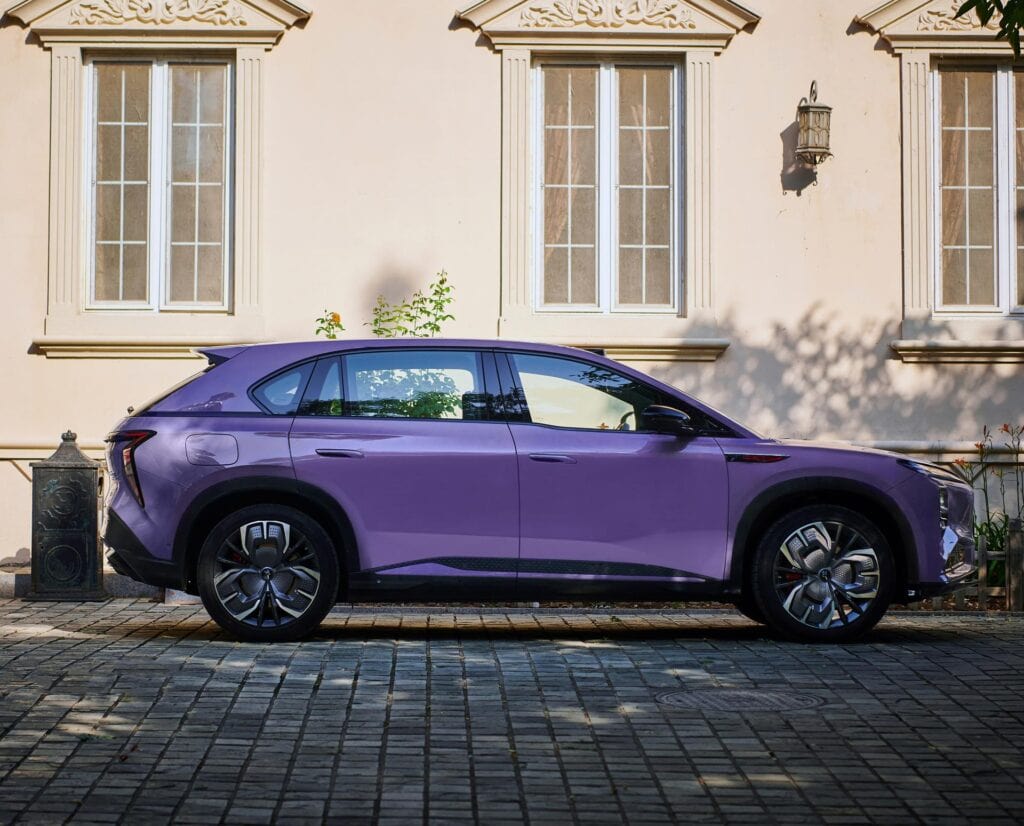 מבט צד על הונגצ׳י EHS7 רכב פנאי חשמלי