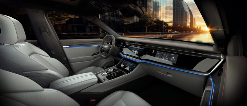 פנים הרכב וסביבת הנהג של ג׳יפ וואגוניר S החשמלי גרסת 2025