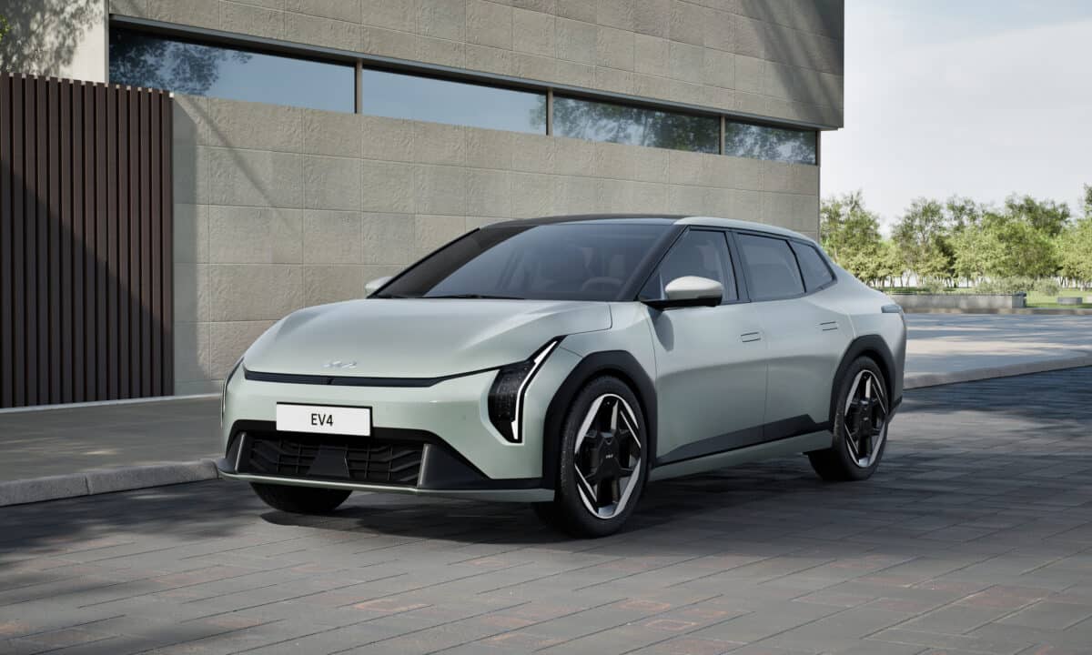 קיה EV4 בצבע אפור בהיר
