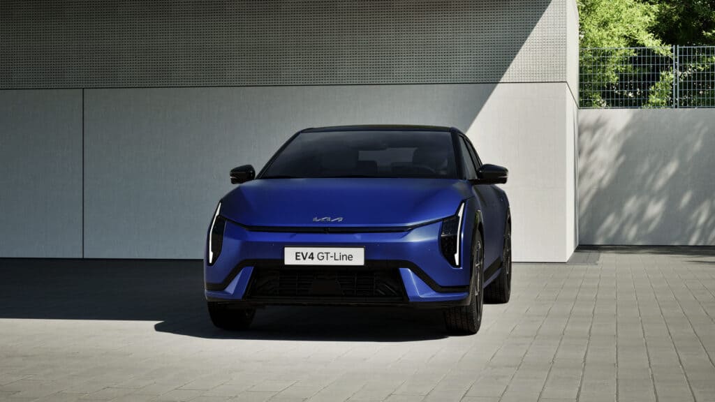 קיה EV4 בצבע כחול