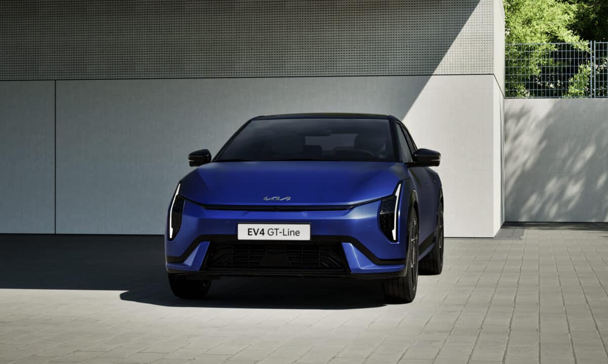 קיה EV4 בצבע כחול