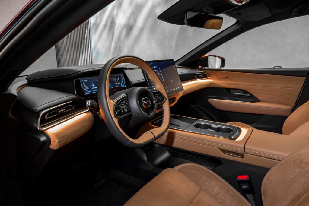 פנים הרכב וסביבת הנהג של מאזדה 6e החשמלי