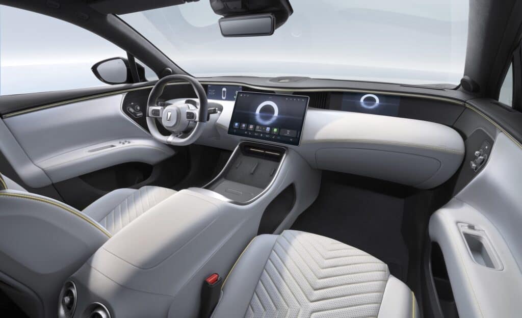 פנים הרכב וסביבת הנהג של אווטר 11