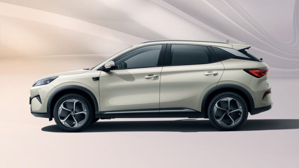 מבט צד על BYD אטו 3 גרסת 2025 עיצוב חיצוני