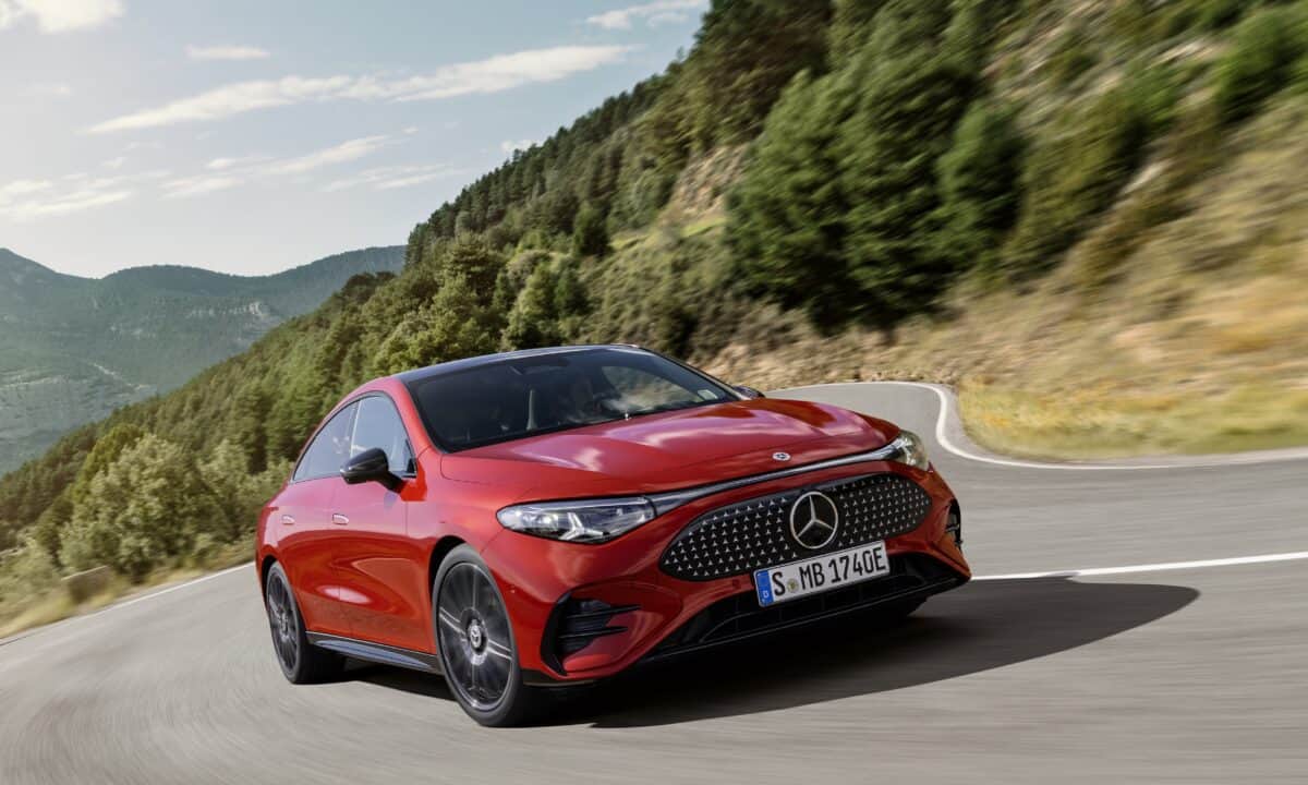 מרצדס CLA חשמלי 2025 בצבע אדום נוסע על הכביש