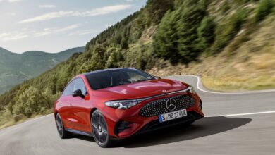 מרצדס CLA חשמלי 2025 בצבע אדום נוסע על הכביש