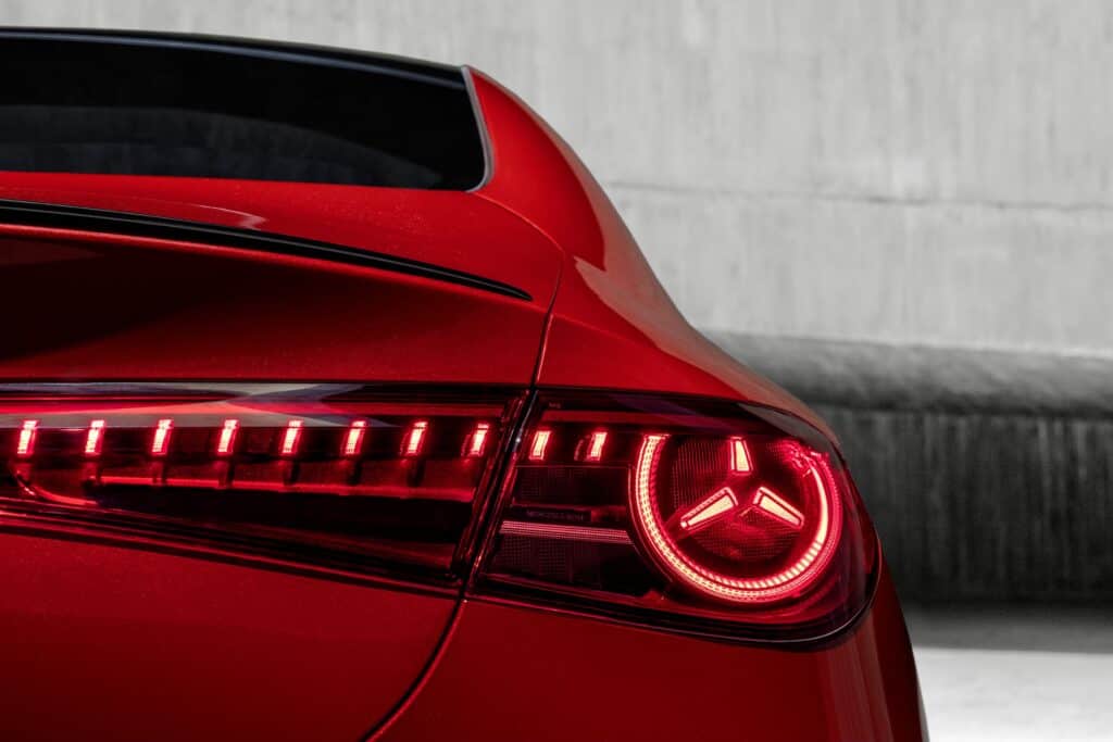 חלקו האחורי של מרצדס CLA חשמלי 2025 בצבע אדום