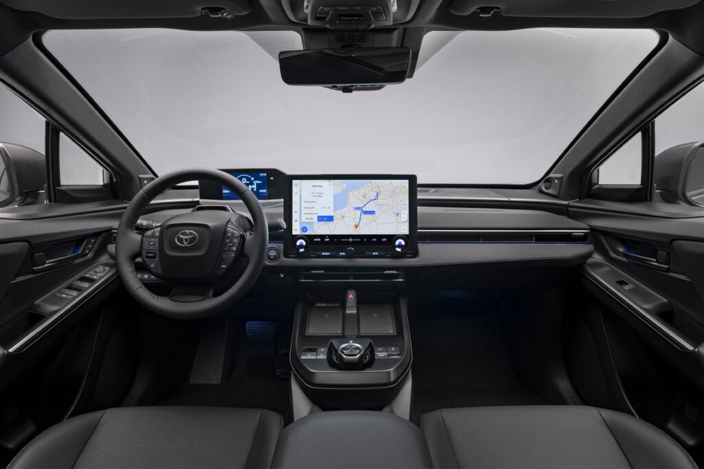 פנים הרכב וסביבת הנהג של טויוטה bZ4X החדש גרסת 2025