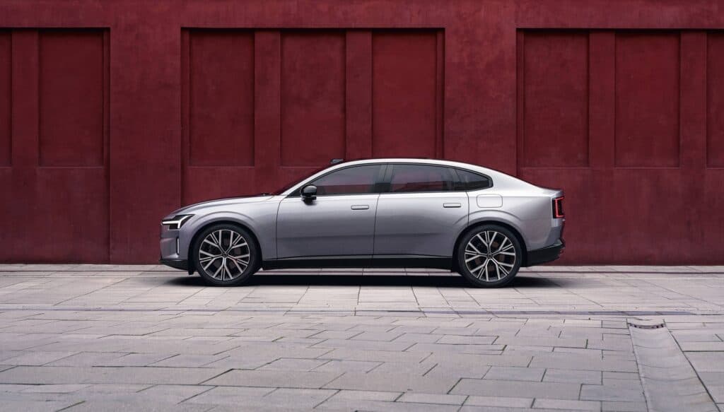 מבט צד על וולוו ES90 חשמלית