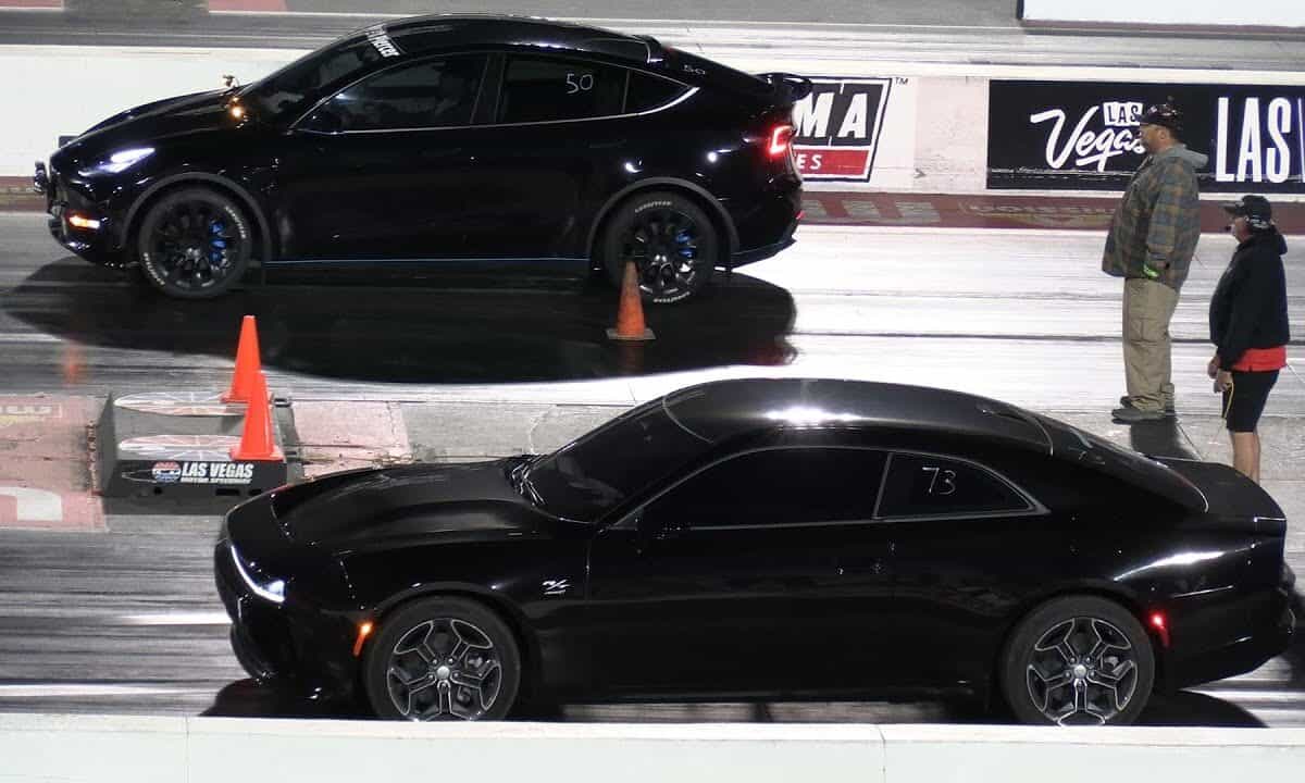 טסלה מודל Y מול דודג׳ צ׳ארג׳ר חשמלי על מסלול המירוצים