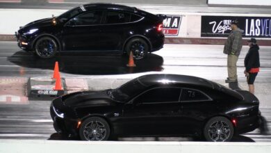 טסלה מודל Y מול דודג׳ צ׳ארג׳ר חשמלי על מסלול המירוצים