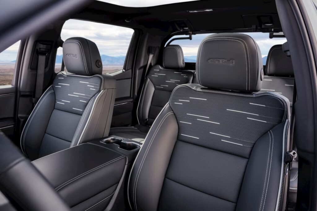 המושבים של GMC סיירה EV חשמלי גרסת 2026