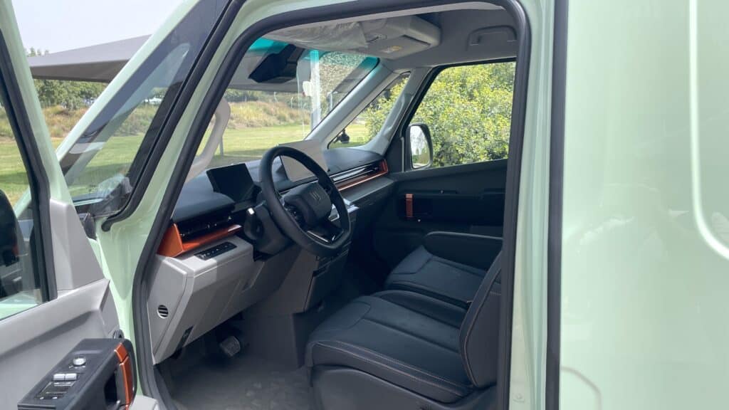 פנים הרכב וסביבת הנהג של ג׳ילי פאריזון סופר וואן
