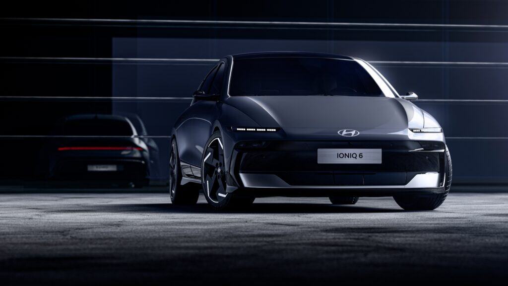 תצוגה קדמית של יונדאי איוניק 6 החדשה לשנת 2025 בעיצוב מודרני ואווירודינמי