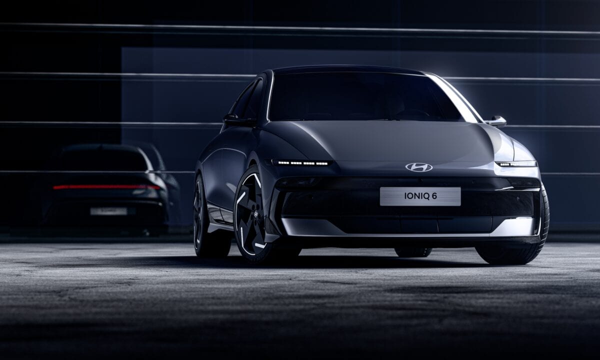 תצוגה קדמית של יונדאי איוניק 6 החדשה לשנת 2025 בעיצוב מודרני ואווירודינמי