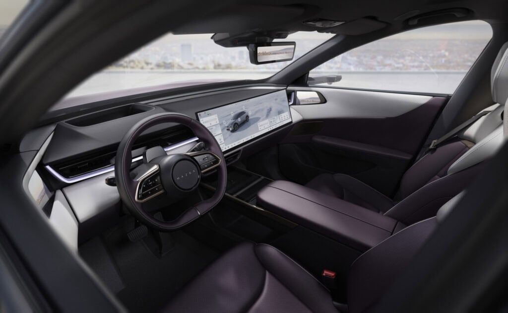 פנים הרכב וסביבת הנהג  מאזדה EZ60, עם מסך מולטימדיה מרכזי רחב מאוד