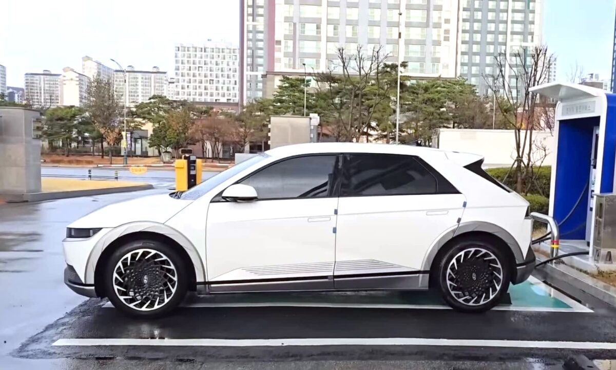 יונדאי איוניק 5 מחוברת לעמדת טעינה