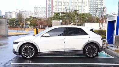 יונדאי איוניק 5 מחוברת לעמדת טעינה