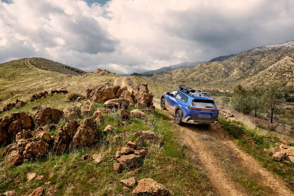  סובארו טריילסיקר מאחור בזמן נסיעה בעליה על גבעה