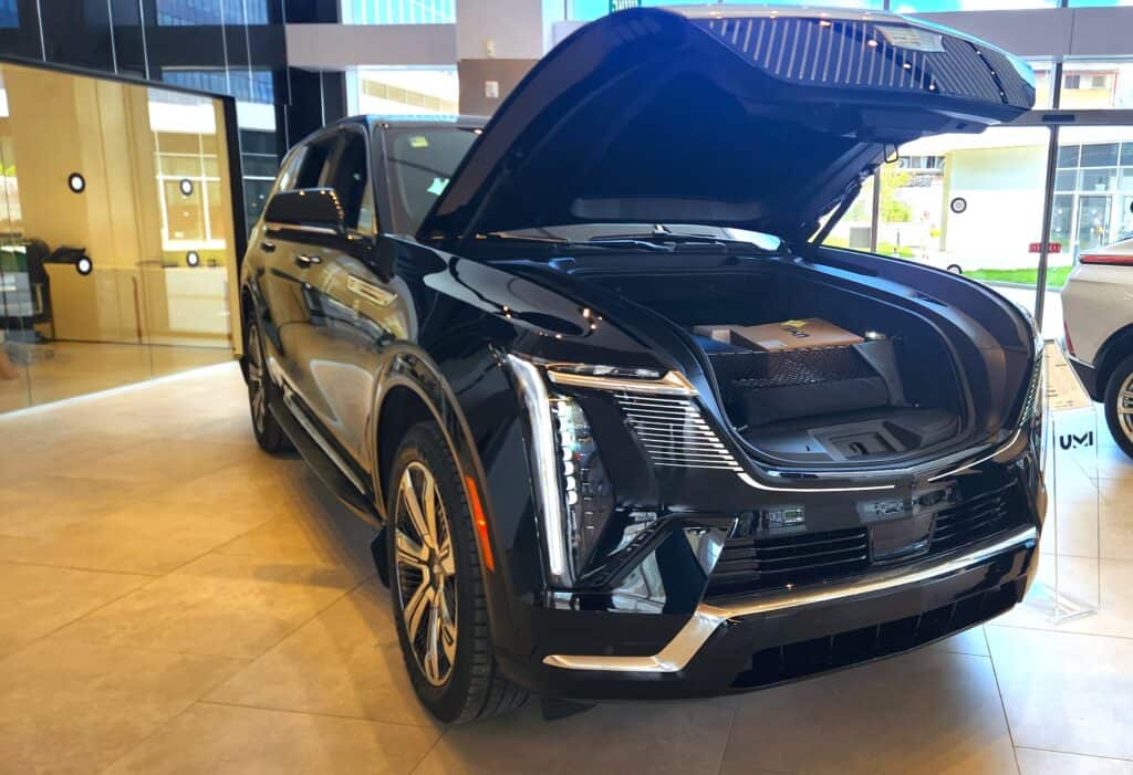 תא מטען קדמי עצום בנפח של 345 ליטרים של קאדילק אסקלייד חשמלי