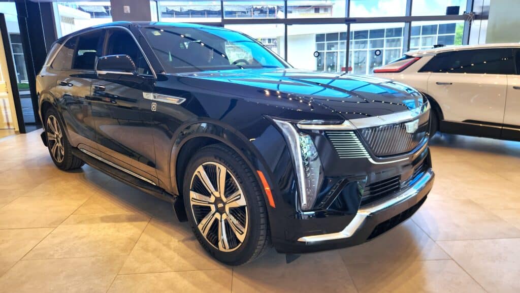 קאדילק אסקלייד חשמלי באולם התצוגה בהרצליה