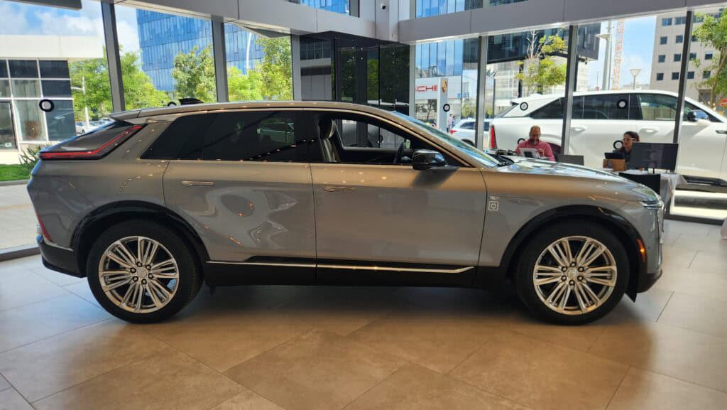 מבט צד על קאדילק ליריק חשמלי