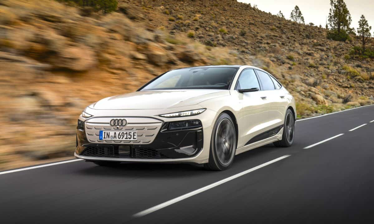 אאודי A6 אי-טרון בנסיעה בכביש בינעירוני