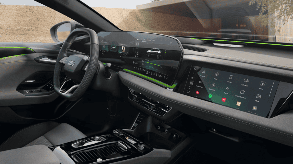 פנים הרכב וסביבת הנהג של אאודי A6 אי-טרון עם שלושה מסכים גדולים הנמתחים לאורכו של כל הדשבורד