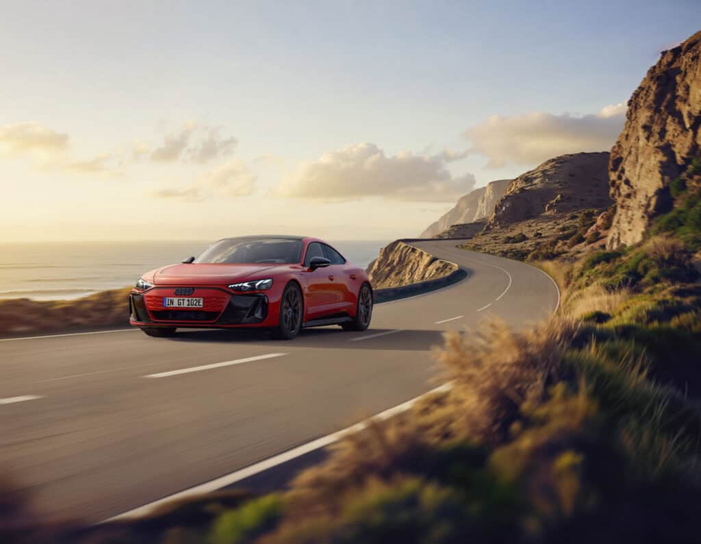 אאודי אי-טרון GT קוואטרו בצבע אדום בנסיעה בכביש הררי