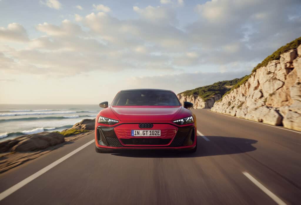 מבט קדמי על אאודי אי-טרון GT קוואטרו בצבע אדום בנסיעה על כביש