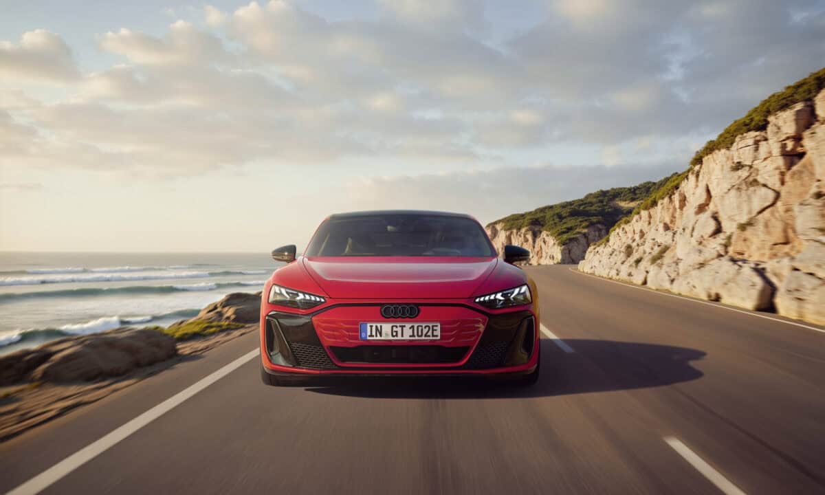 מבט קדמי על אאודי אי-טרון GT קוואטרו בצבע אדום בנסיעה על כביש