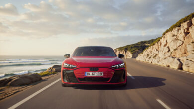 מבט קדמי על אאודי אי-טרון GT קוואטרו בצבע אדום בנסיעה על כביש