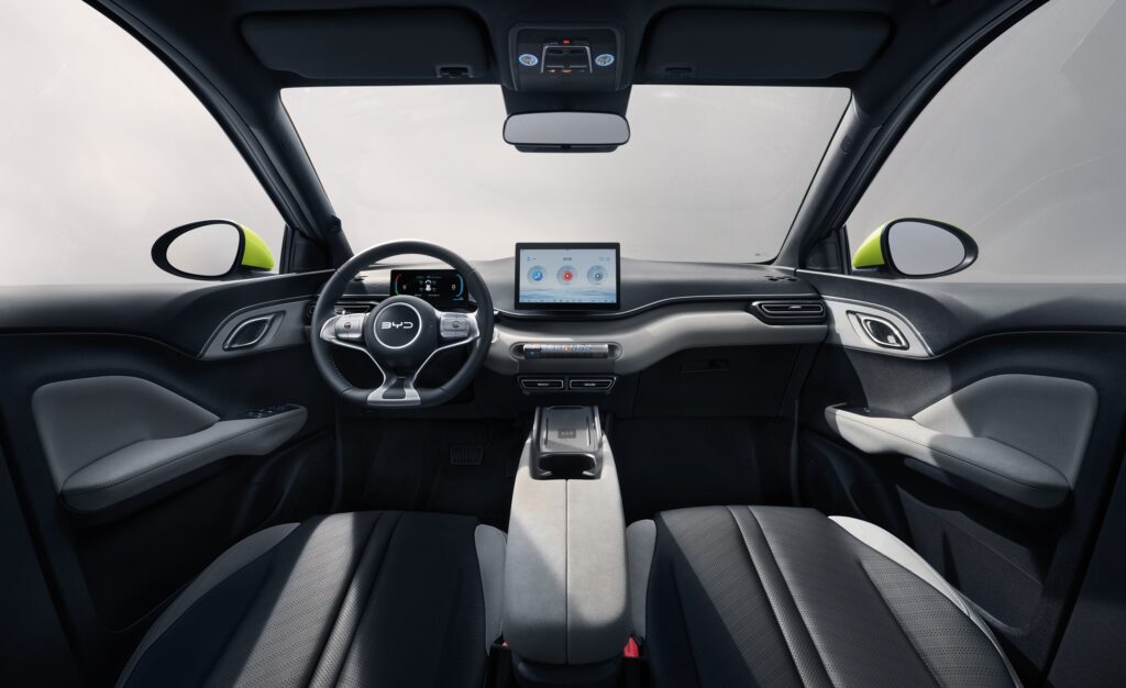 פנים הרכב וסביבת הנהג של BYD דולפין Surf
