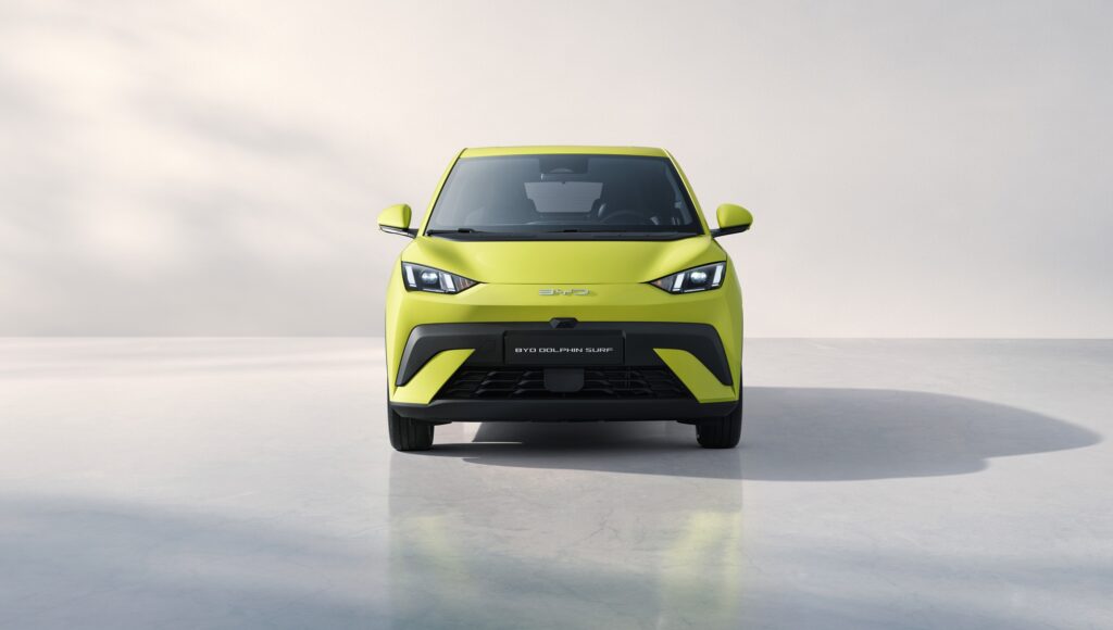 מבט קדמי על BYD דולפין Surf סופרמיני חשמלית