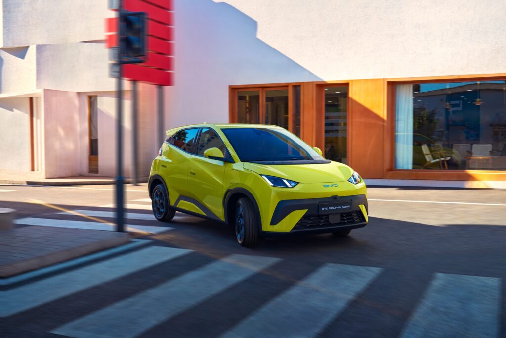 BYD דולפין Surf סופרמיני חשמלית בנסיעה בעיר