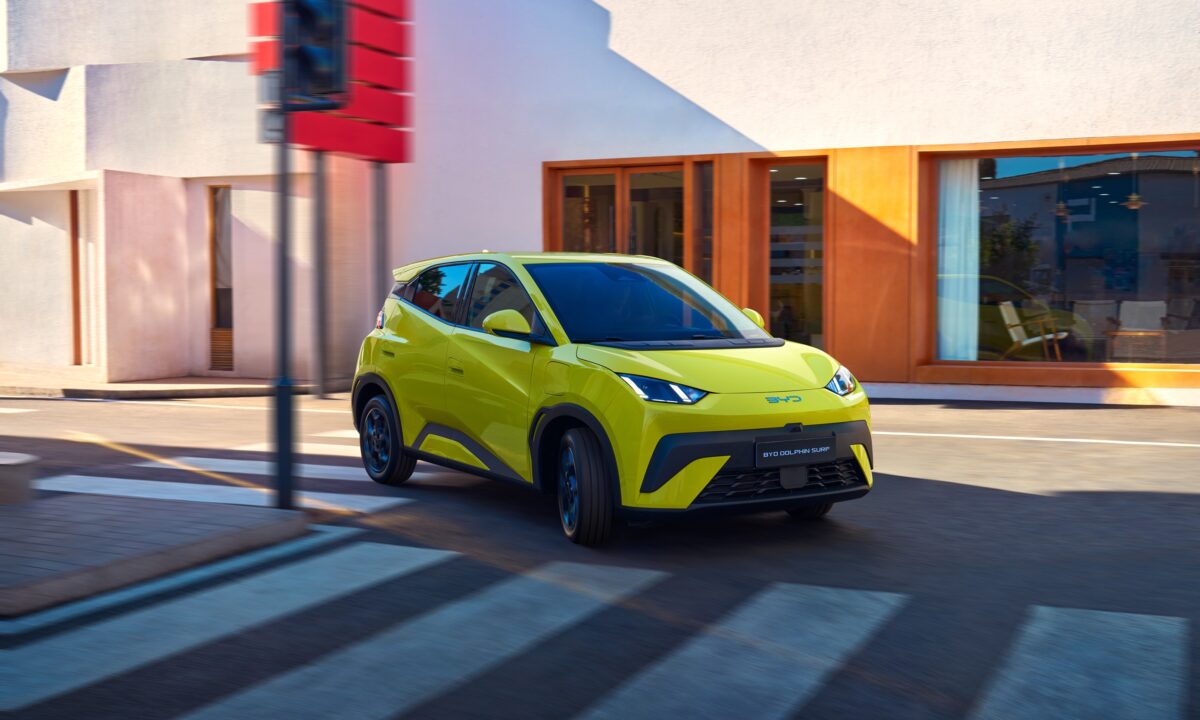 BYD דולפין Surf סופרמיני חשמלית בנסיעה בעיר