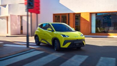 BYD דולפין Surf סופרמיני חשמלית בנסיעה בעיר