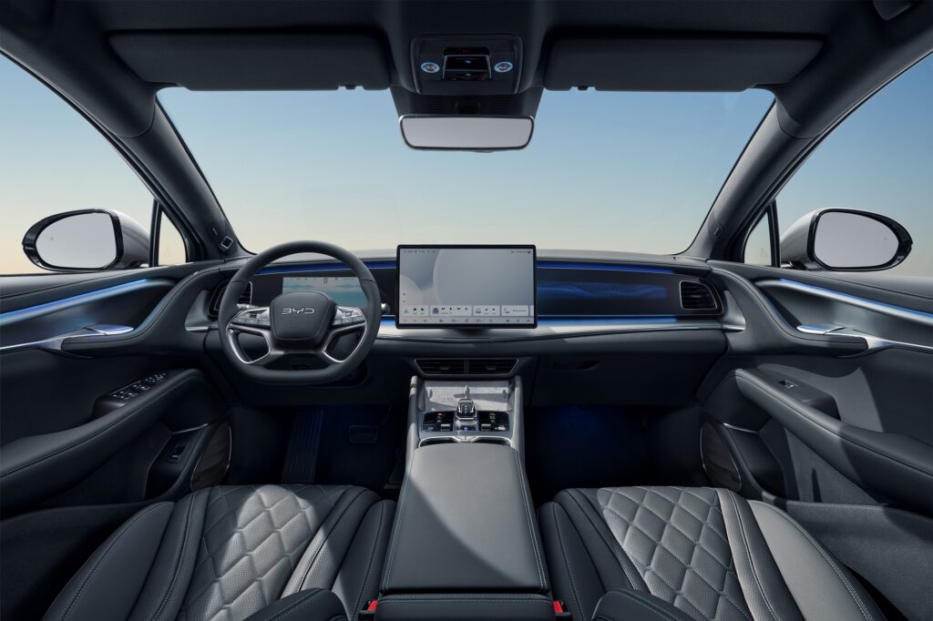 פנים הרכב וסביבת הנהג של BYD סיליון 7