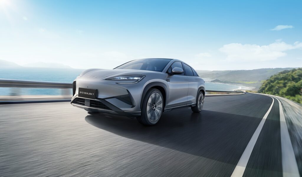 BYD סיליון 7 חשמלית בנסיעה על כביש