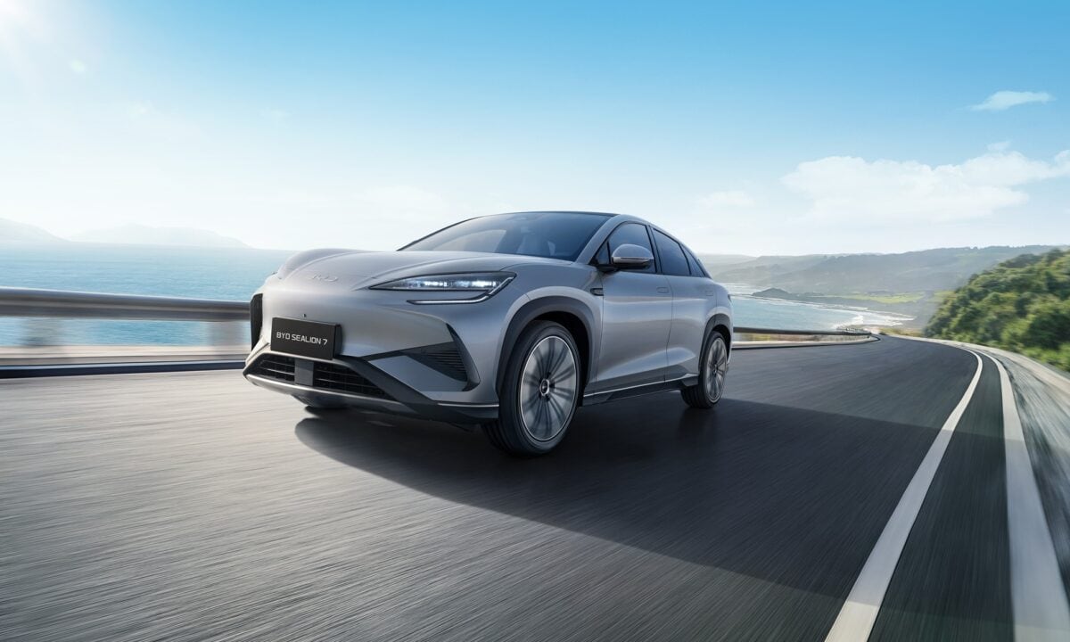 BYD סיליון 7 חשמלית בנסיעה על כביש