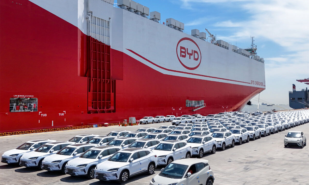 ספינת BYD שנג׳ן עם עשרות רכבים חשמליים לידה