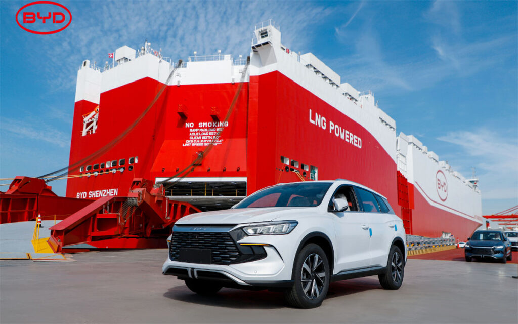רכב של BYD עומד מול ספינת המשא שנג׳ן