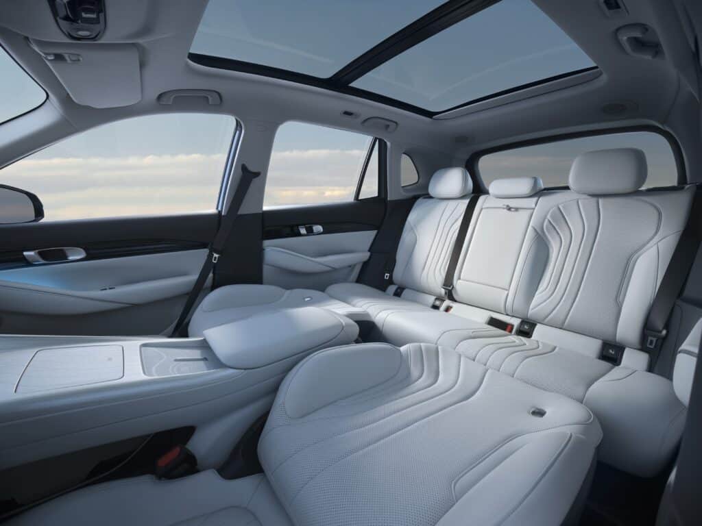 פנים הרכב והמושבים האחוריים של ג׳ילי EX5