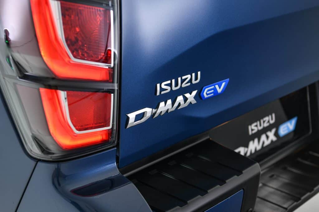 שם הדגם Isuzu D-Max EV מופיע על חלקו האחורי של הטנדר החשמלי