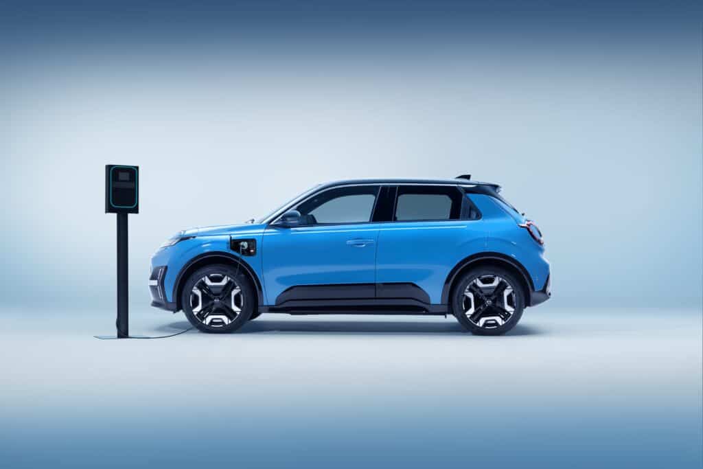 מבט צד על ניסאן מיקרה חשמלית מחוברת לעמדת טעינה לרכב חשמלי