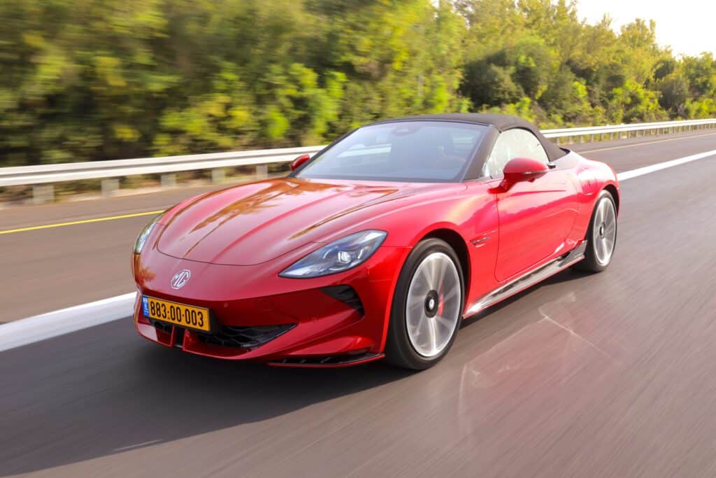 MG סייברסטר בישראל בנסיעה על כביש