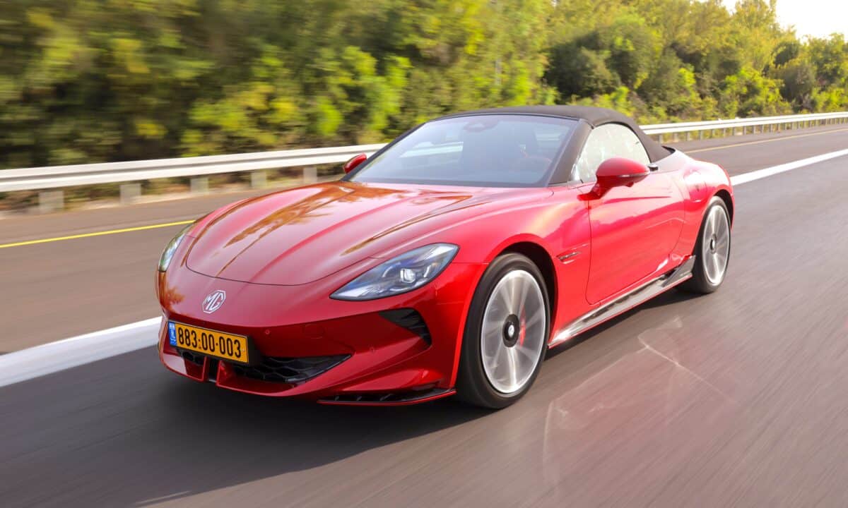 MG סייברסטר בישראל בנסיעה על כביש