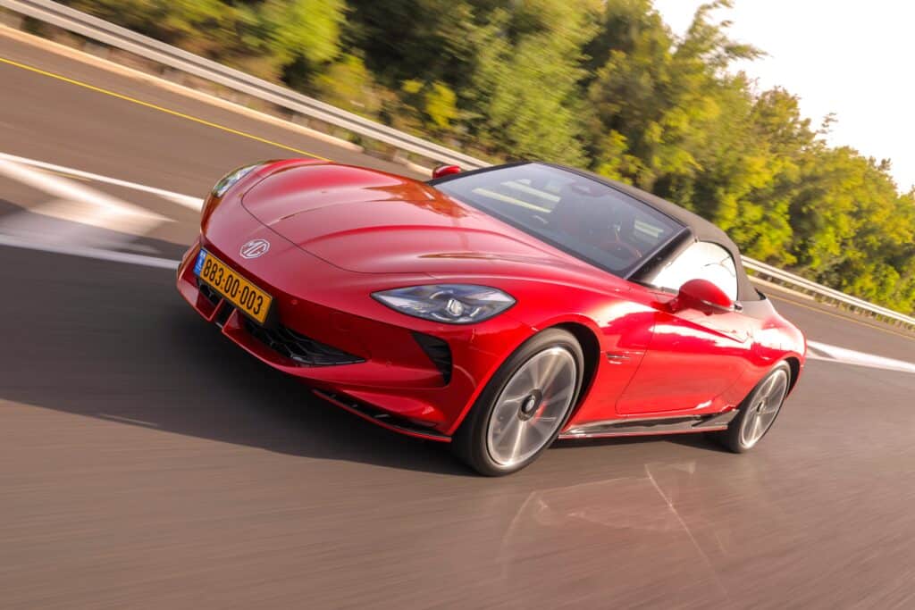 MG סייברסטר בישראל בנסיעה על כביש