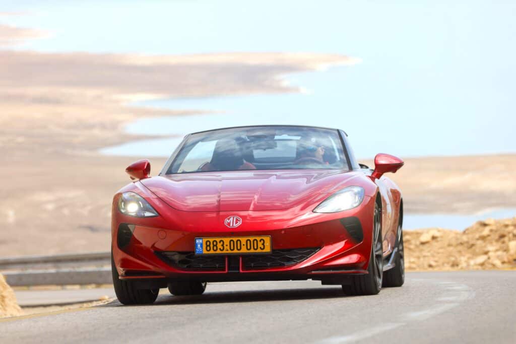 MG סייברסטר בישראל בנסיעה על כביש